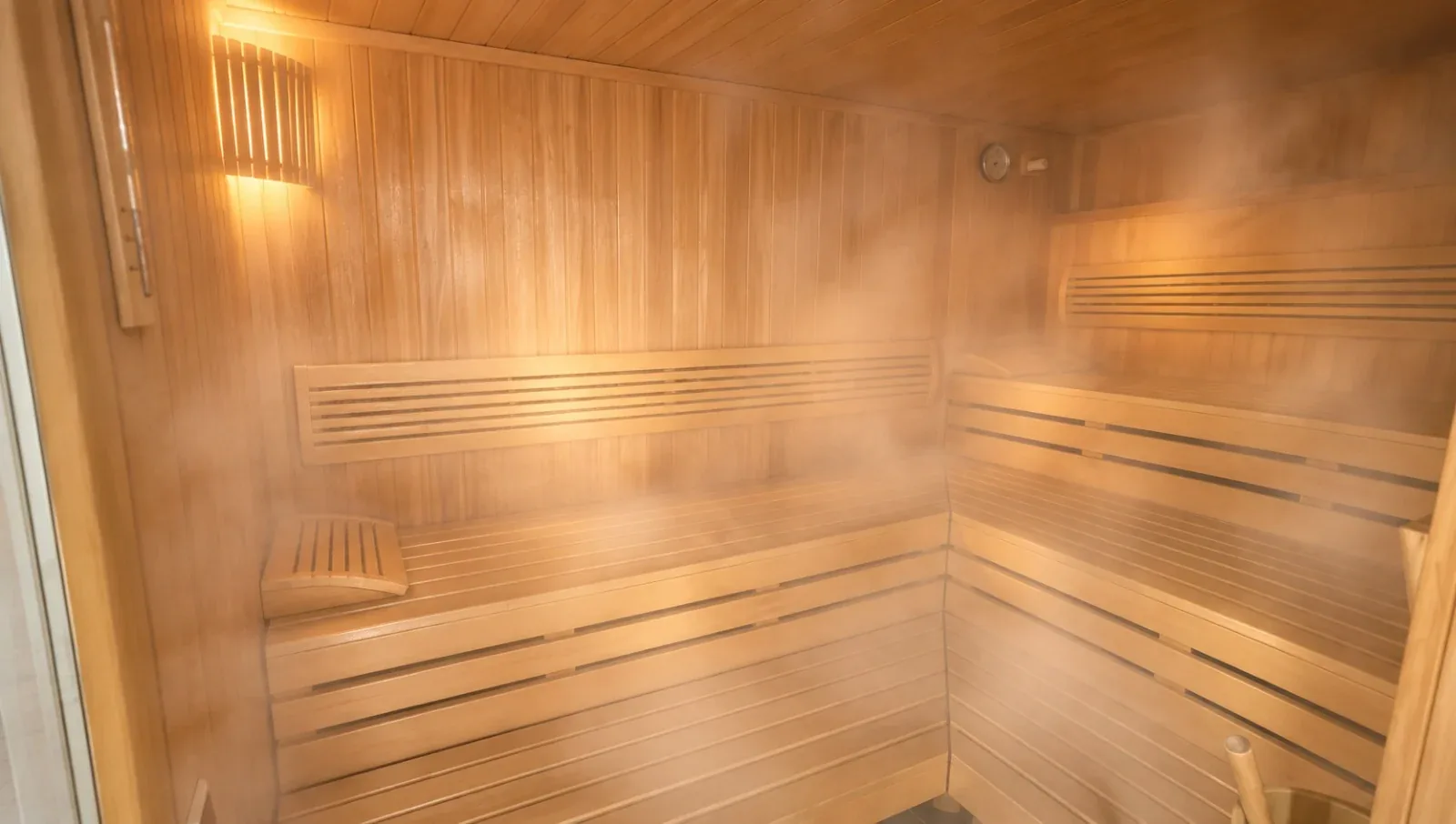 Finnische Sauna aus hellem Holz im Serenya Spa